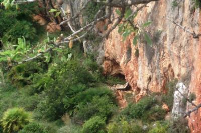 IMATGE-DENÚNCIA: Continua el sofà a les Coves Roges.