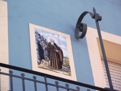 MIRADES URBANES: Un santet al balcó.
