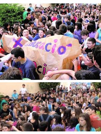 ELS ALUMNES DE L'IES PROTESTEN DAVANT L'AJUNTAMENT PELS RETALLS EDUCATIUS