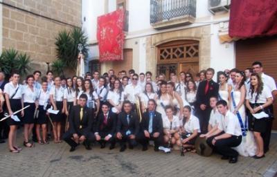 IMATGES DE FESTA: Quintes i quintos músics amb la banda