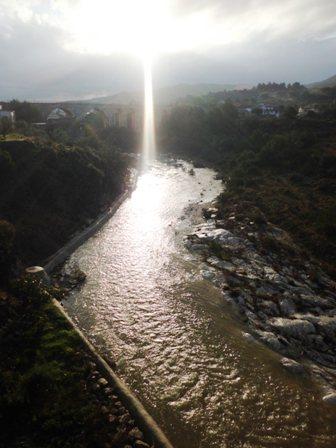 IMATGES CURIOSES: Un raig cau sobre el aigua del riu