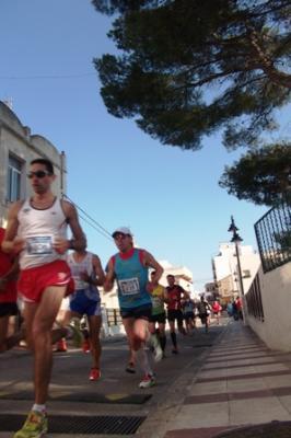 LA PREMSA PARLA HUI DE GATA: Volta a Peu a Gata i normativa per a empleades de la llar