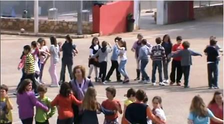 ELS ESCOLARS DEL POBLE BALLEN LA DANSÀ DE PASQUA