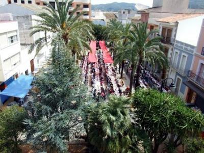 DIUMENGE, FESTA DEL BERENAR DE PASQUA AL PATI COBERT DE L'ESCOLA