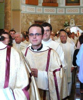 LA PREMSA PARLA DEl'ordenació de Juan Sivera i d'un succés a Gata