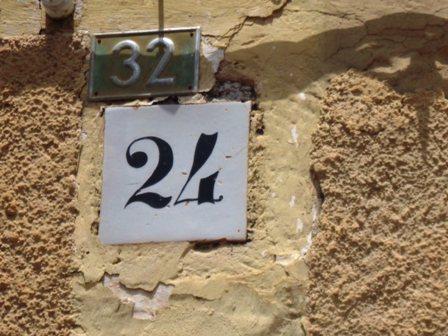 MIRADES URBANES: ¡¡ Quin número de casa més antics !!