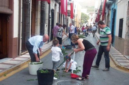 IMATGE CURIOSA: després de la processó, toca arreplegar
