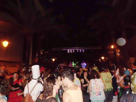 MIRADES URBANESde festa: la plaça plena de gent (disfresses)