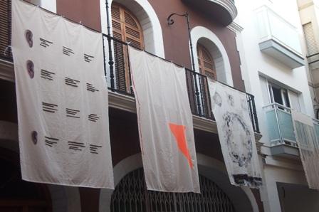 MIRADES URBANES: Tots baixen carrer la Bassa avall