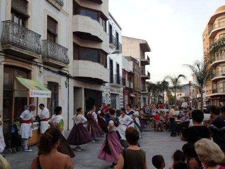 MIRADES URBANES: Danses al carrer en un tardet calorós