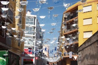 MIRADES URBANES: els adorns del carrer esperen Sant Miquel