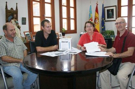 ELS TREBALLADORS DELS FERROCARRILS DE LA GV PORTEN LES SIGNATURES A L'ALCALDESSA
