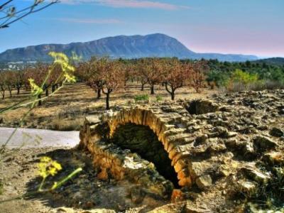 IMATGES CURIOSES: L'aljub prop de la Font de la Mata