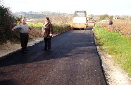 ASFALTEN EL CAMÍ POU DEL CEMENTERI