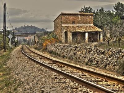 IMATGES CURIOSES: Caseta al costat de la via