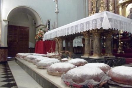 IMATGE CURIOSA: els pans a l'altar major de l'església de Gata