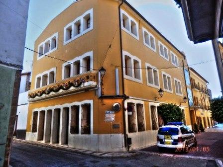 IMATGES CURIOSES: un ajuntament en una casa senyorial i sense plaça