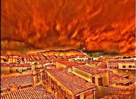 IMATGES CURIOSES: per dalt de terrats i teulades domina el Montgó