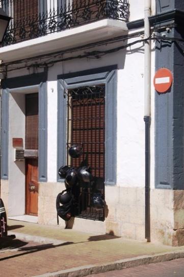 IMATGES CURIOSES DE HUI (1): Cascos a la reixa