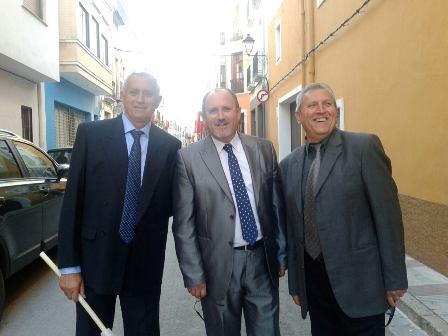 MÉS MIRADES URBANES: tres germans cap a la processó