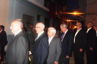 LES ÚLTIMES MIRADES URBANES: els homes majors a la processó