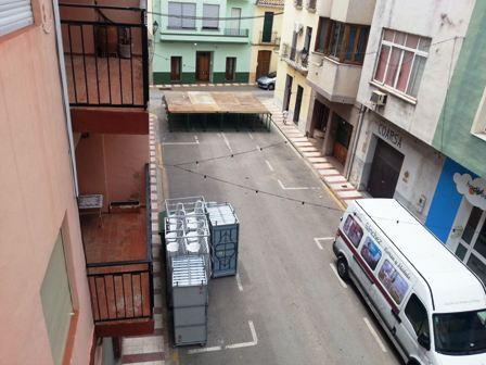 ANIT TOCAVA DISCO-MÒBIL A LA FONT DEL RIUI VA I PLOU. Hui, toquen els Bradmis