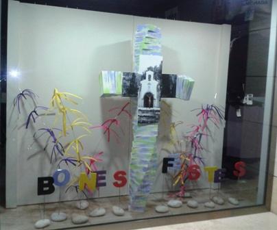 MIRADES URBANES: L'aparador de Robes Anna amb motiu fester