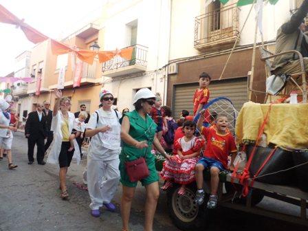 10é DIA DE FESTES A GATA: DESFILADA DE GRUPS A PEU I CARROSSES