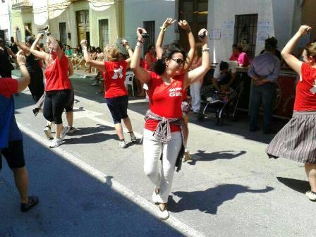 IMATGES DE FESTA: EL GRUP DE DANSES LA LLATA ACTUA A L'APLEC DEL POBLE NOU DE BENITATXELL