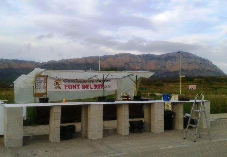 IMATGE DE FESTA: ES PREPARA JA LA DISCOMÒBIL DE LA NIT, PRO-FESTES FONT DEL RIU