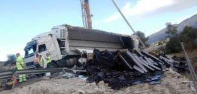 LA PREMSA parla delespectacular accident dun trailer, ahir a primera hora a la Curva del Ti Gregori