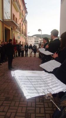 IMATGE CURIOSA: Fent història davant lAjuntament