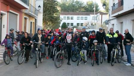 ESPORTS: El ciclista professional Alexander Kolobnev i vora 200 persones commemoren el Dia de la Bicicleta a Gata