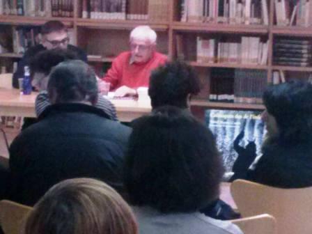 PRESENTEN A LA BIBLIOTECA EL LLIBRE DE MANEL ALONSO CRÒNIQUES DES DE L'INFERN