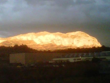 IMATGES CURIOSES: El Montgó es torna groc