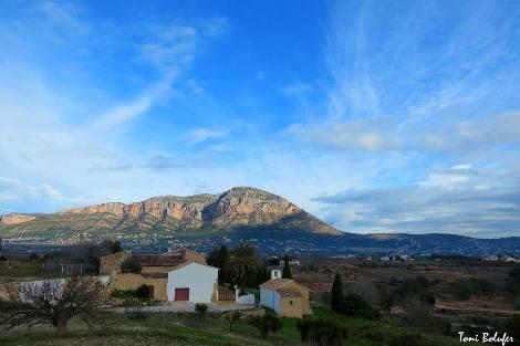 IMATGES CURIOSES: L'alqueria de Benitzaina i al fons, Montgó (Foto: Toni Bolufer)
