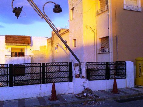 PRIMERA IMATGE CURIOSA DEL DIA: Quin colp!!, farola al pont de les Alcolaies