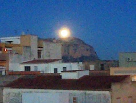 ALTRA IMATGE CURIOSA: La lluna empara el Montgó