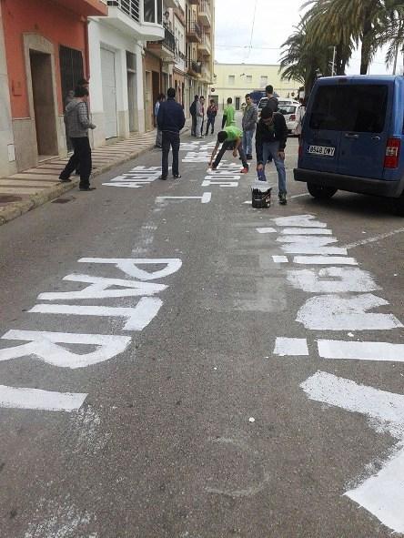 IMATGES DE FESTA: els quintosper no trencar el costum, ratllen els noms al Passeig d'Alacant