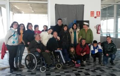 ALUMNES DEL TAPIS VISITEN LEXPOSICIÓ DE LALUMNAT DE LESCOLA EXPERIMENTAL DE PLÀSTICA AL PORT DE DÉNIA