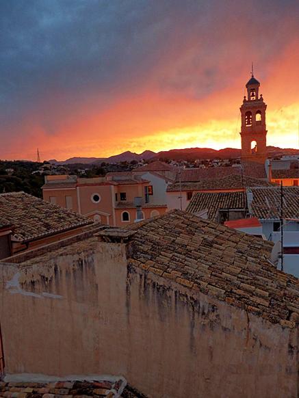 IMATGES CURIOSES: La posta del sol, des de Gata, un dia qualsevol