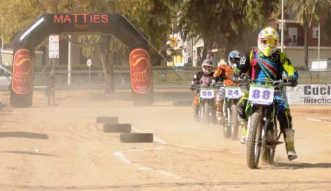 MOTOSMOTOSI MÉS MOTOS, AL CAMP DE FUTBOL ANTIC: DIRT TRACK