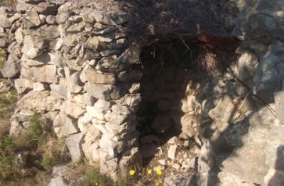 DE RUTA: un cobertís de pedra per a cabre una persona