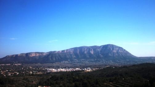 DE RUTA: a mitja pujada cap al Serrillàs vistes a Gata i al Montgó