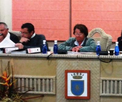 LA PREMSA PARLA DE: la renúncia de lalcaldessa de Gata