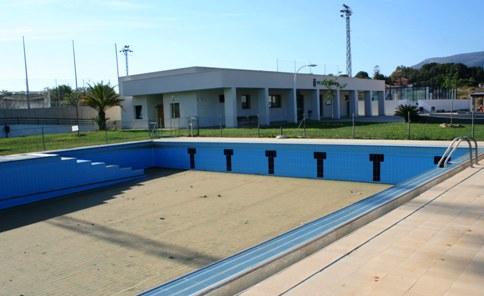 ACONDICIONEN LA PISCINA DE GATA PER A COMENÇAR LA TEMPORADA
