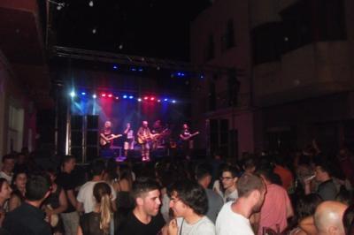 EL GRUP BAJOQUETA ROCK TRIOMFA A LA FONT DEL RIU DE GATA: Impressionant la quantitat de gent