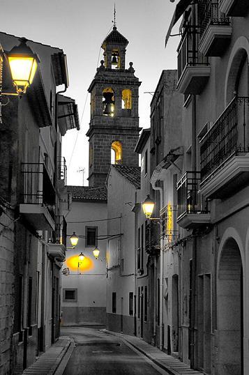 MIRADES URBANES: a Gata, carrer Nou i campanar