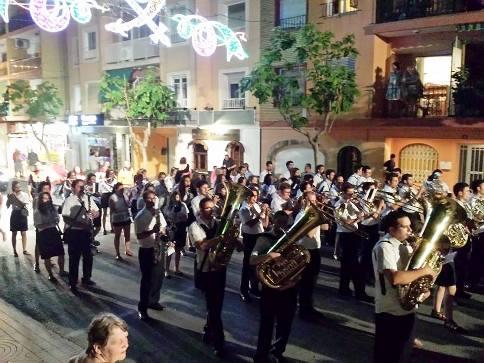 IMATGES DE FESTA: LA BANDA DE GATA TANCARÀ LA GRAN DESFILADA DE MOROS I CRISTIANS DE XÀBIA