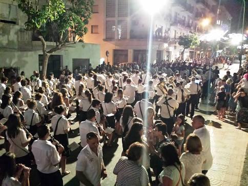 IMPRESSIONANT ACTUACIÓ DELS MÉS DE CENT MÚSICS DE LA BANDA DE GATA ALS MOROS I CRISTIANS DE XÀBIA